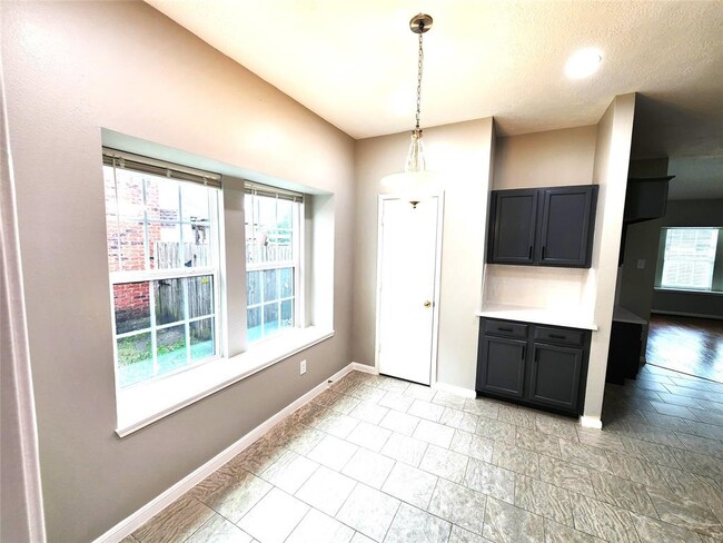 Building Photo - 3131 Signal Hill Dr