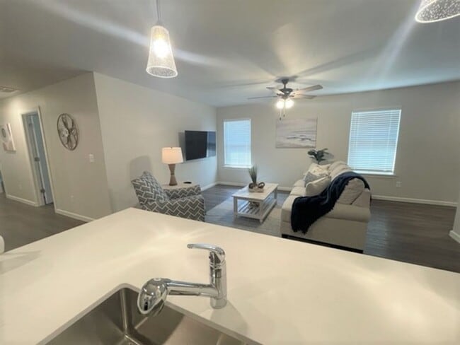 Building Photo - 3 Bed 2 Bath 2 Car Duplex Freedom Villas in Midwest City, OK