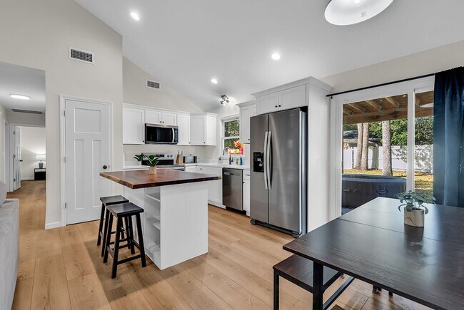 Foto del edificio - 2408 Causey Dr