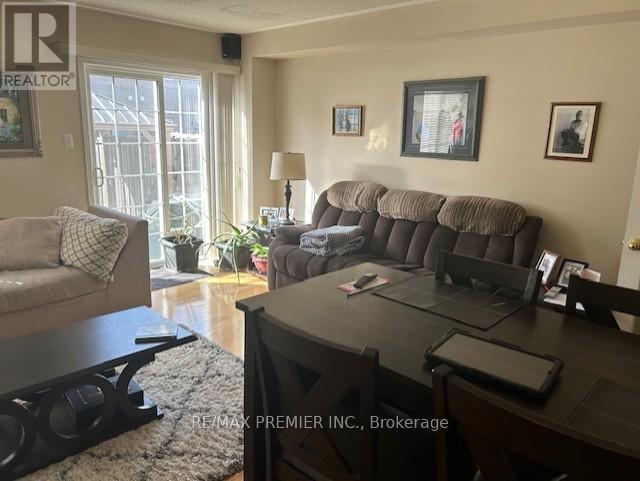 Photo du bâtiment - 111 Crystalview Crescent