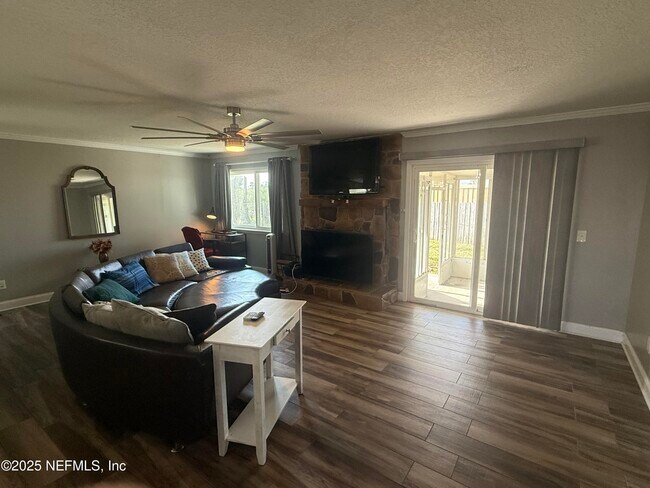 Foto del edificio - 4026 Cedar Island Rd E