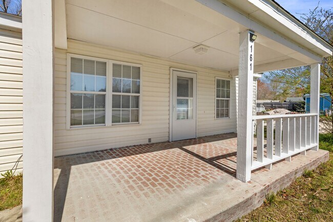 Building Photo - Minutes from the ocean!
