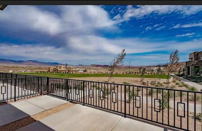 Building Photo - Modern 3-Bedroom 3 bathroom Townhome in De...