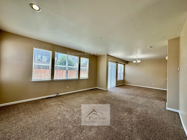Building Photo - 8486 Meadowcrest Dr