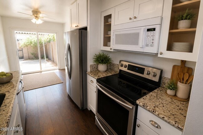 Building Photo - 6624 S Palm Dr