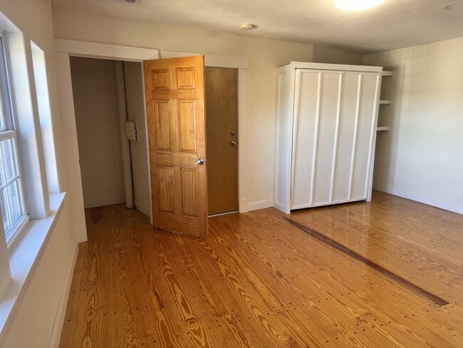 Building Photo - 300 Main St