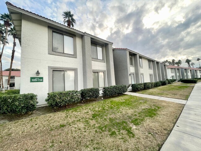 Foto del edificio - COMING SOON!! 2 bedroom 2 bath UPSTAIRS Condo in Palm Desert!
