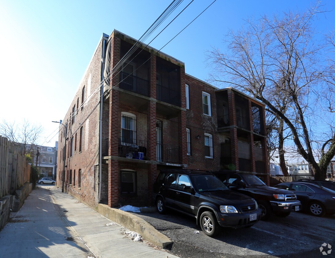 Building Photo - 429 Kenyon St NW