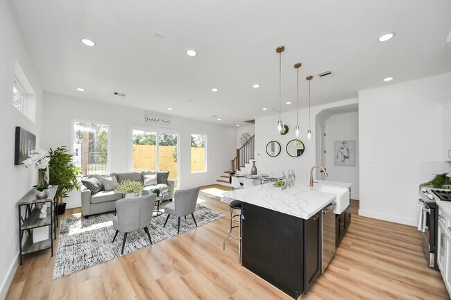 Foto del edificio - 2434 Harrington St