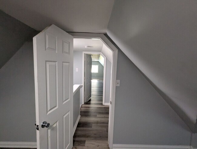 Building Photo - Beautifully renovated 3 bedroom/1 bath house!