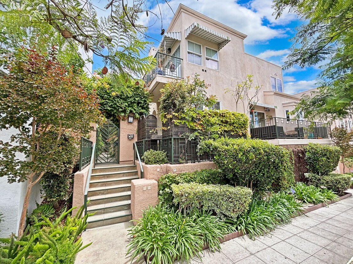Foto principal - Charming 2BD/2.5BA Townhouse in Bankers Hi...