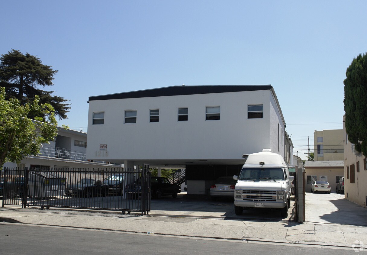 Primary Photo - 1218 Tamarind Ave