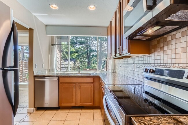 Building Photo - Gorgeous Wonderland Hills Townhome. Privat...