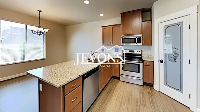 Building Photo - Spacious duplex with master bedroom, backy...