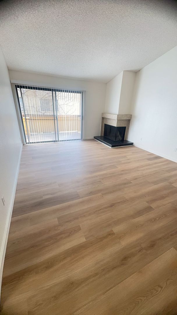 Building Photo - 2 Bed/2 Bath in Gated Community Condo