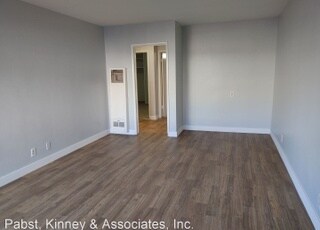 Building Photo - 723 Elm Ave