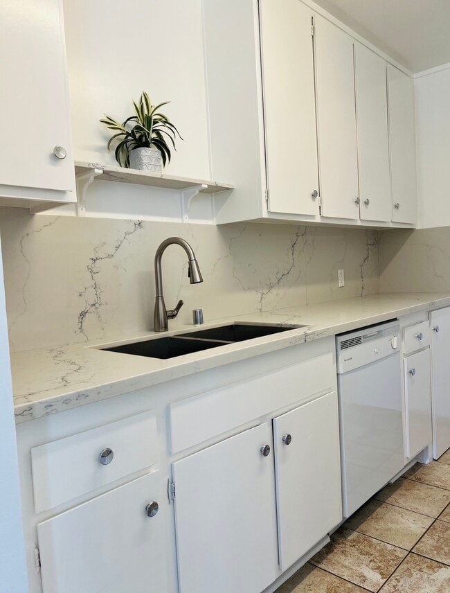 Building Photo - 100 S Doheny Dr