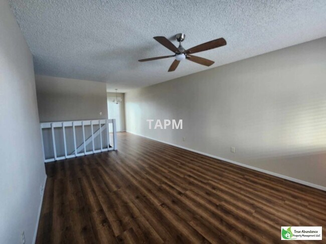 Foto del edificio - Beautiful and Pet Friendly Three Bedroom D...