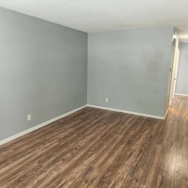 Foto del edificio - Beautifully Updated 3 Bedroom duplex in Bl...
