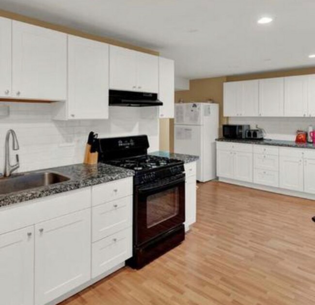 Building Photo - 67 E 300 N