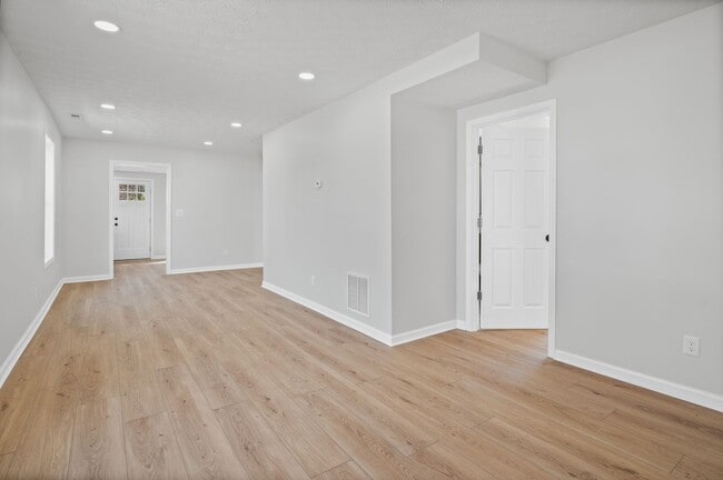 Building Photo - COMPLETELY RENOVATED 4BR HOME - MOVE-IN SPECIAL