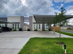 Building Photo - 20 W Kenwood St