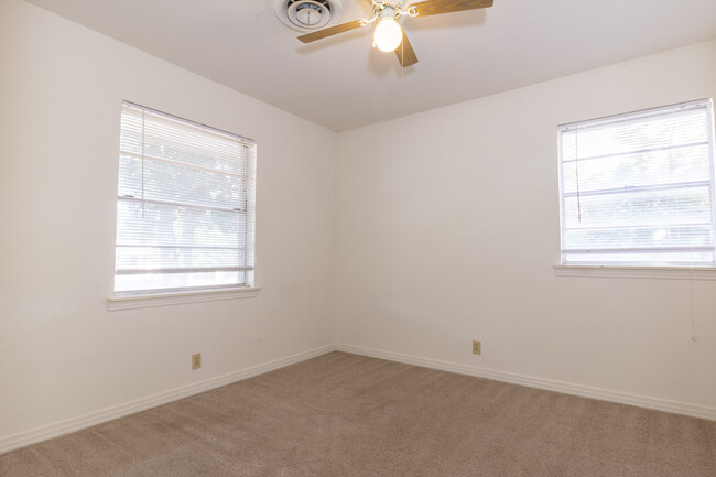 Large Bedrooms - 1217 Bryn Mawr Pl