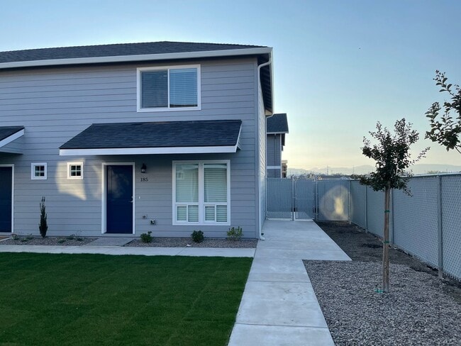 Foto del edificio - End Townhouse Unit in South Medford/Phoenix Area