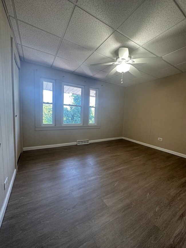 Building Photo - Two bedroom, one bath townhome.