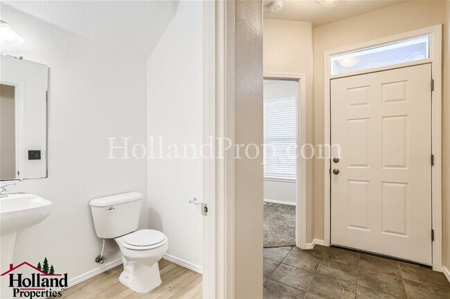 Foto del edificio - Gorgeous Two-Level Hillsboro Home with a F...