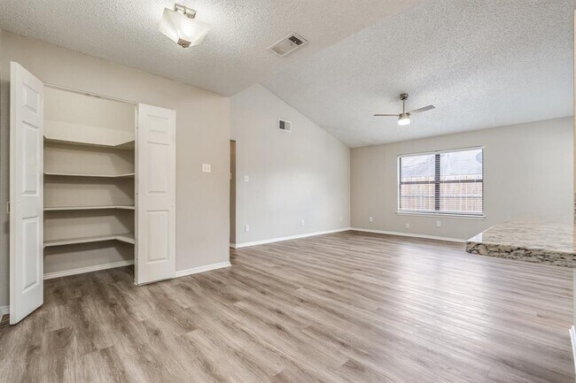 Foto del edificio - 1428 Lakecrest Dr