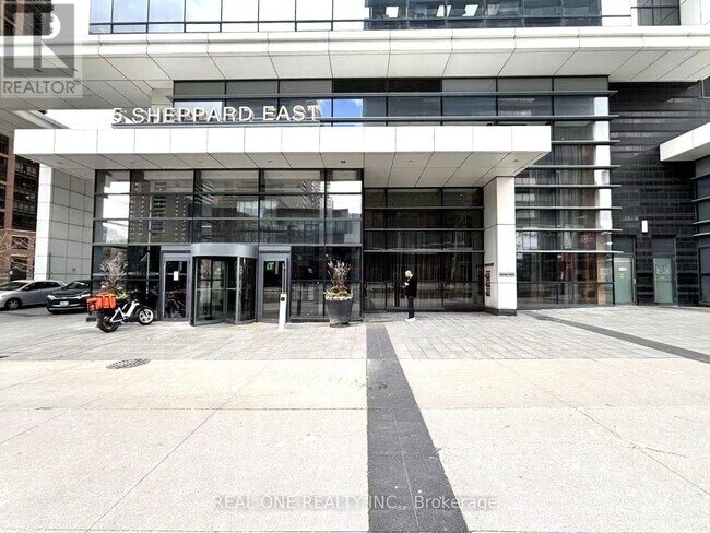 Photo du bâtiment - 5 Sheppard Ave E