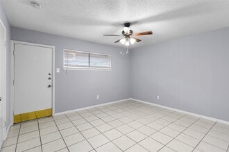 Building Photo - 1016 E Tri Oaks Ln