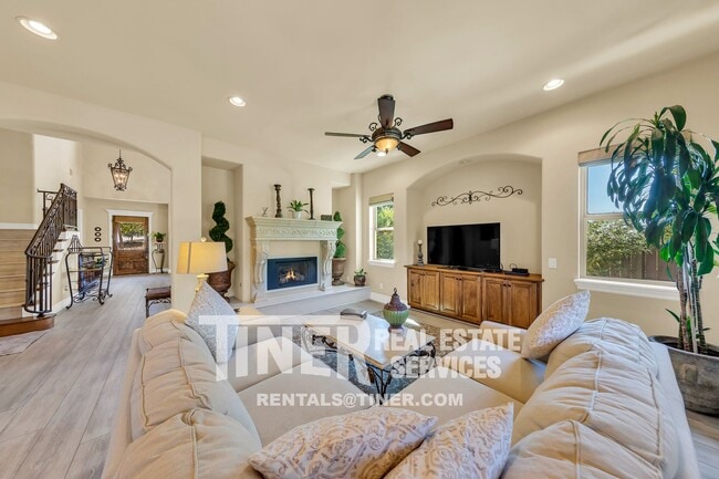 Building Photo - Stunning 4 bedroom, 3.5 bathroom home in E...
