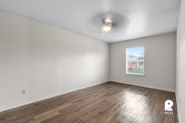 Foto del edificio - 11810 Algonquin Dr