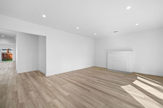 Building Photo - Stunning Fully Renovated 2 Bedroom 2 Bathroom Home