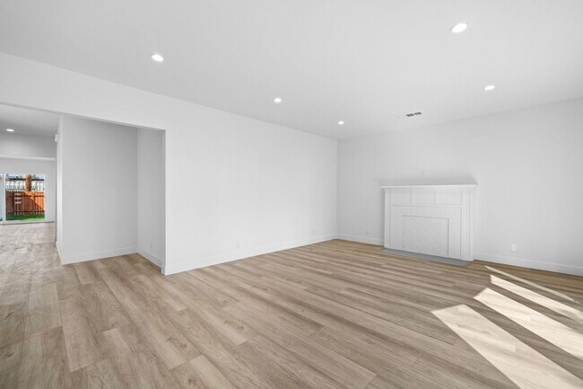 Foto del edificio - Stunning Fully Renovated 2 Bedroom 2 Bathroom Home