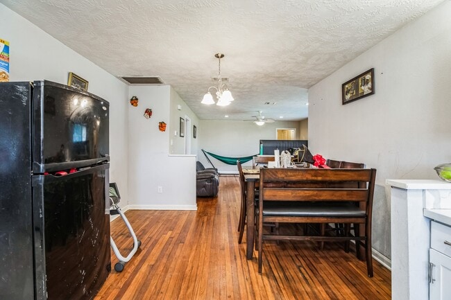 Foto del edificio - 1301 Oaks Dr