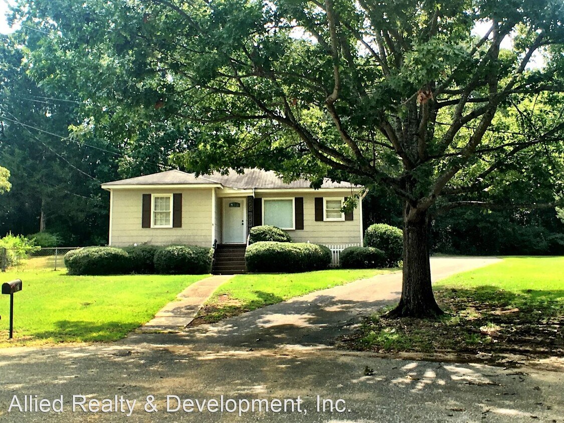 Primary Photo - 3 br, 2 bath House - 10 Cedar Knoll
