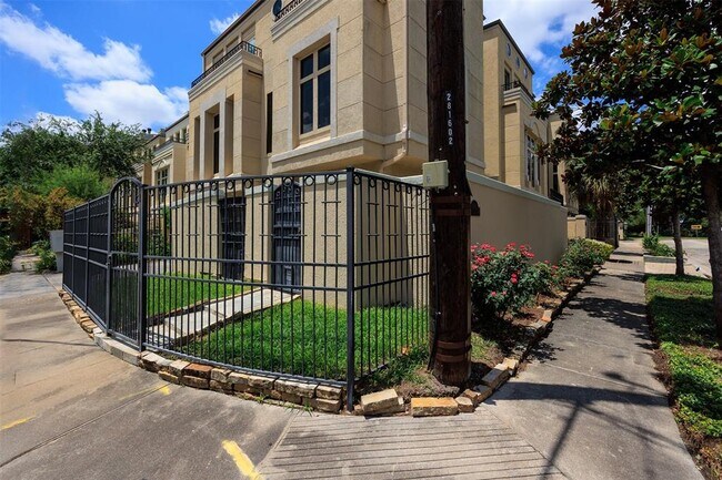 Foto del edificio - 5801 Logan Ln