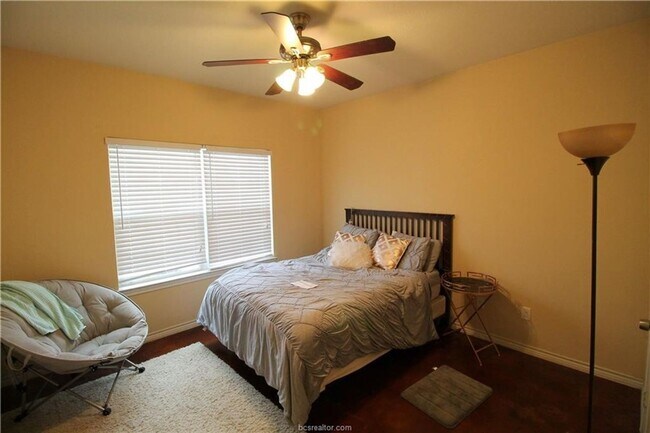 Foto del edificio - Spacious 4 Bedroom, 3 Bathroom House in Horse Haven!