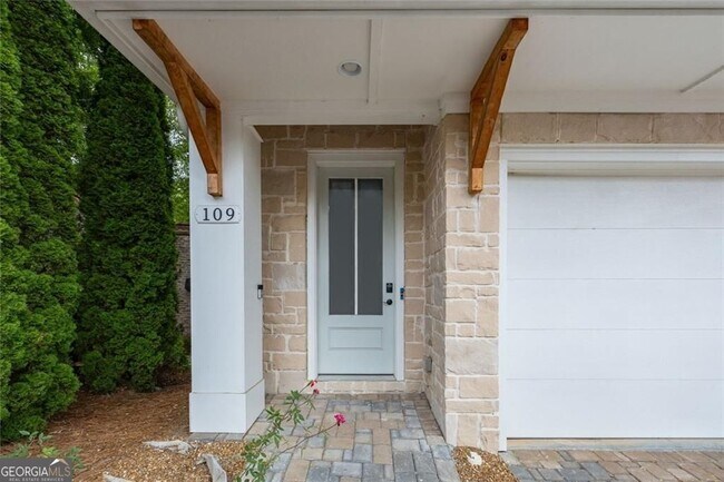 Building Photo - 109 Village Green Ave