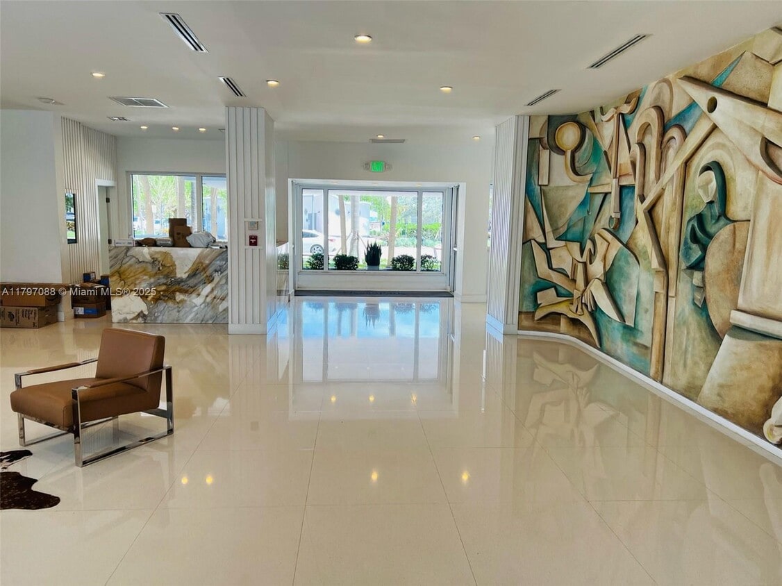 Primary Photo - 6450 Collins Ave