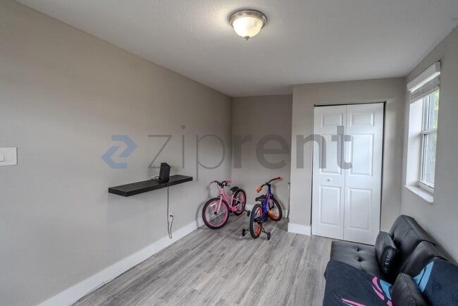 Building Photo - Unit