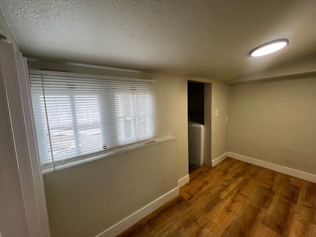 Foto del edificio - 2 Bed 1 Bath House in Westwood Neighborhood