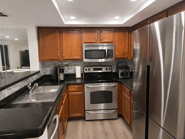 Foto del edificio - "Chic & Cozy 2-Bed, 2-Bath Furnished Retreat with Granite Elegance in Glendale Steps from Banner ...