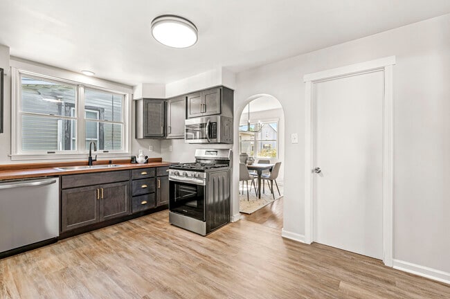 Kitchen - 174 W 7th St