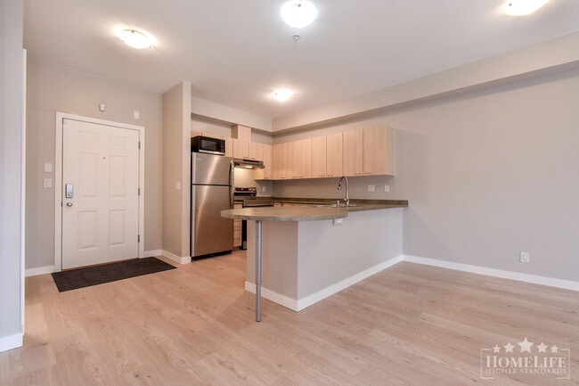 Photo du bâtiment - 1 - Bed + 1 Bath Condo for Rent in Surrey!