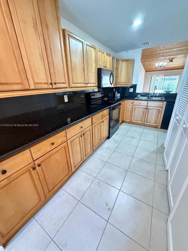 Building Photo - 3325 Oak Dr