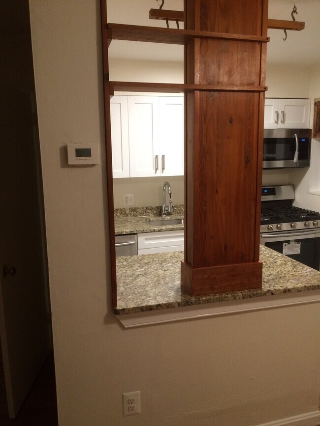 Foto del edificio - 6825 Sandy Spring Rd NW